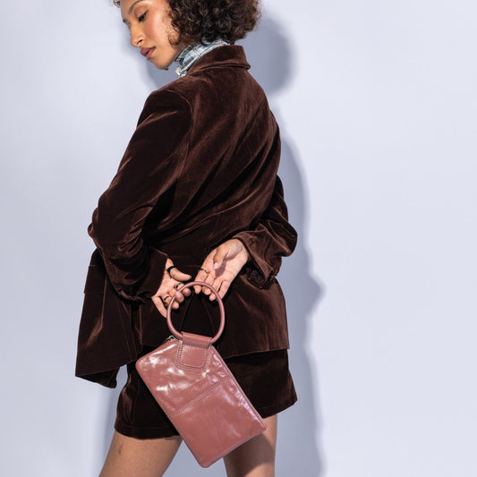 Sable Wristlet In Polished Leather - Rosewood