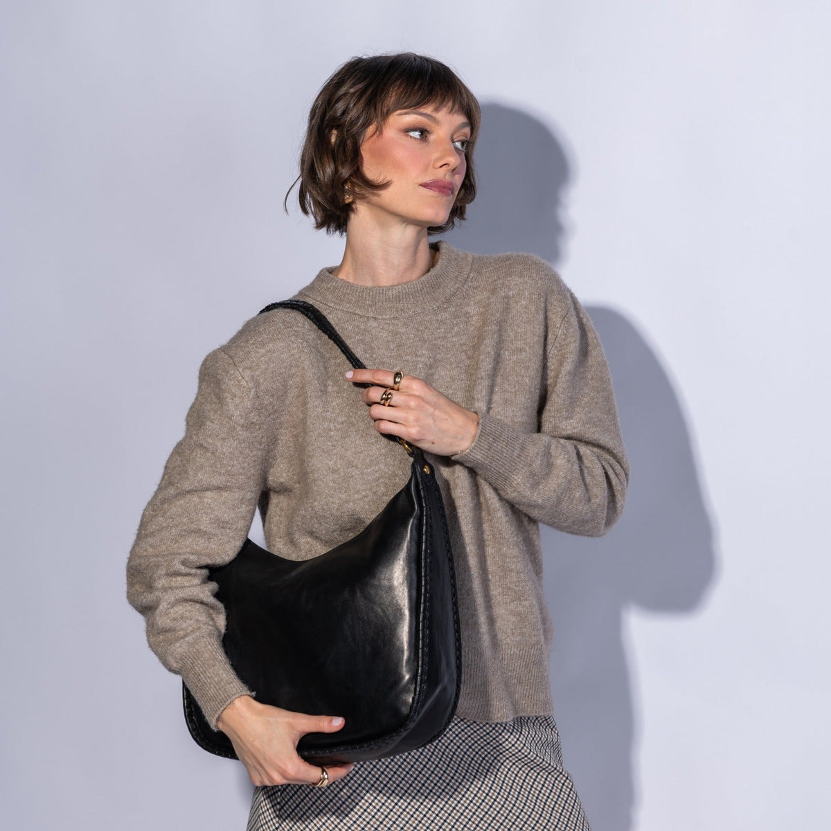 Mia Crescent Large Hobo In Smooth Leather - Black